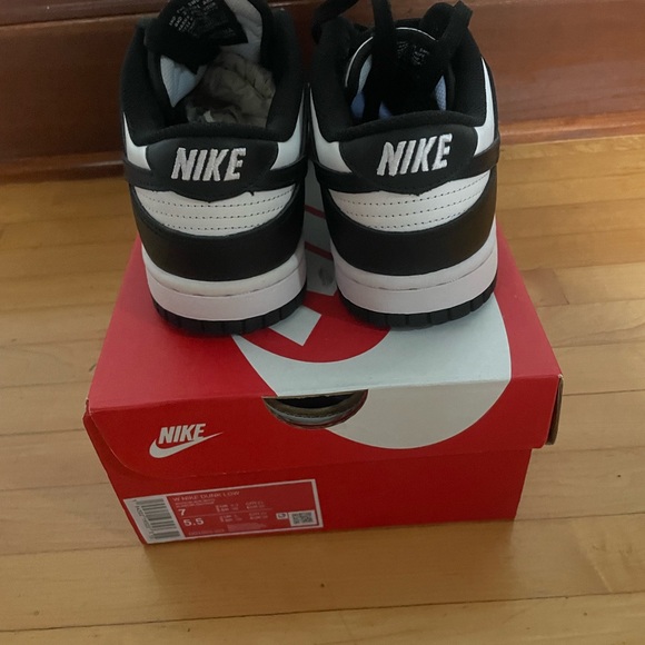 New in box Nike Low Panda sneaker Women’s size 7 - Picture 2 of 3